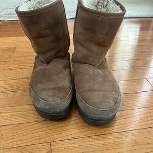 Ugg boots in good condition just need to be cleaned  tan size 6